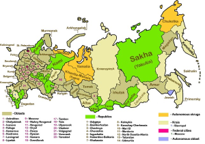نقشه تقسیمات کشوری روسیه؛ سبز:جمهوری - کرم:سرزمین - قهوه‌ای:استان - زرد:ناحیه خودمختار - آبی:استان خودمختار یهودی - صورتی:۲ شهر فدرال مسکو و سن پترزبورگ
